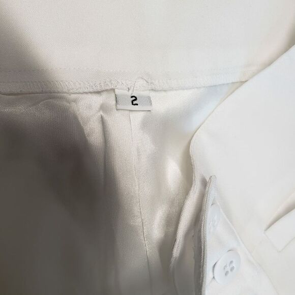 White tailored shorts with double button opening - Picture 3 of 3